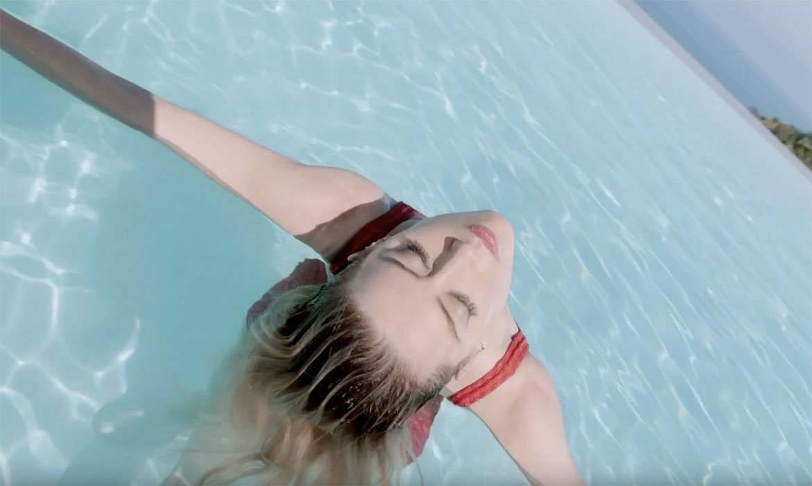 Si quieres saber cómo mantener tu pelo rubio teñido óptimamente no lo dudes y acude a gamas específicas. ¿Necesitas ejemplos? Elvive Color Vive y Elvive Color Vive Violeta de L’Oréal Paris. ¡Haz como Amber Heard!